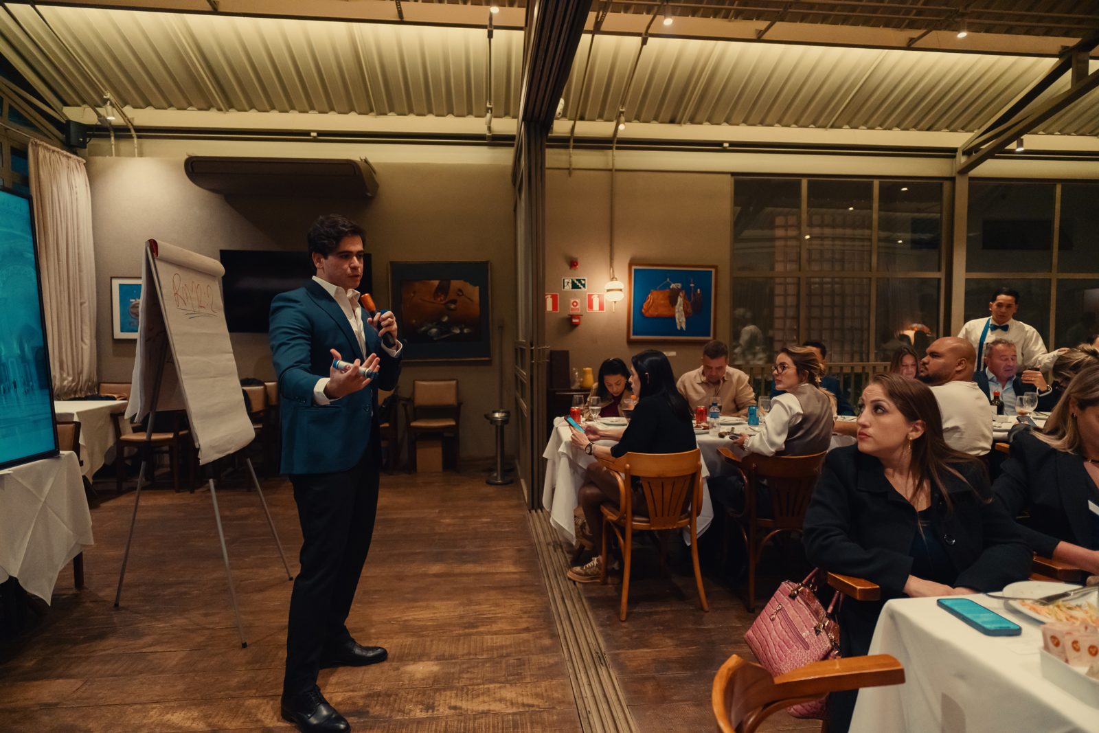 Filipe Lima falando para empresários cristãos em um Jantar de Negócios em São Paulo
