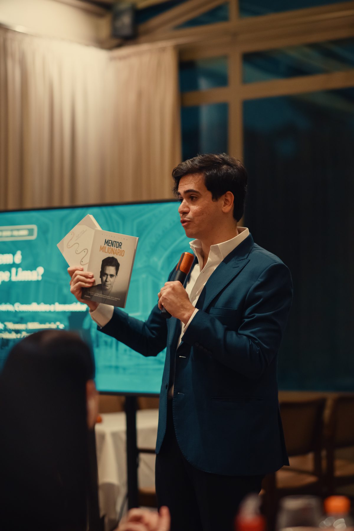 Filipe Lima, conselheiro de empresários cristãos, falando para empresários em um Jantar de Negócios